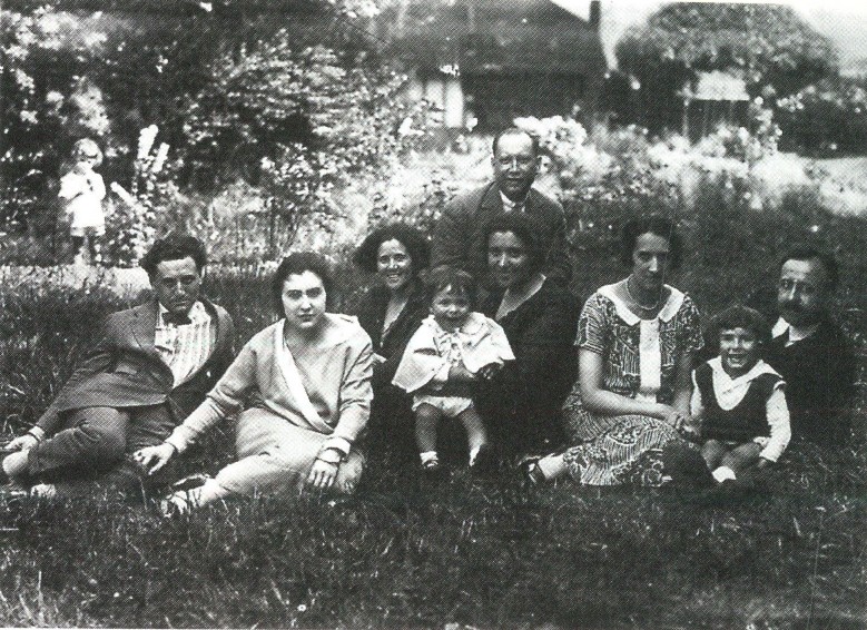 José Manaut y Ángeles Roca con unos amigos en Versalles, 1925.